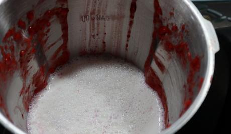 Cuajada de Fresa con Mambo Echamos la leche y calentamos