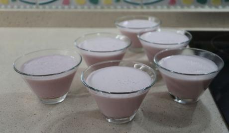 Cuajada de Fresa con Mambo Meter los vasitos en el frigorífico para cuajar