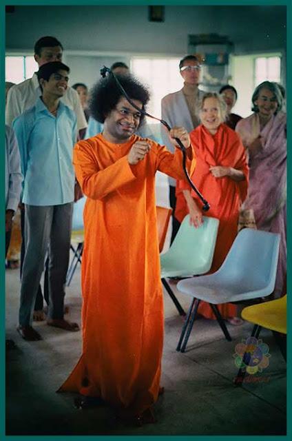 Sri Sathya Sai Baba lleva un arco como el Señor Rama