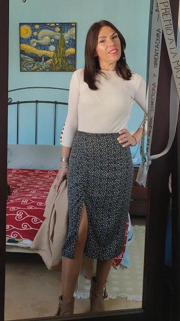 beige puesto 4 ideas para combinar una falda de flores esta primavera 02