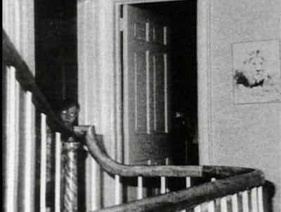 Galería de fantasmas: el niño de la escalera de Galería fantasmas: niño escalera