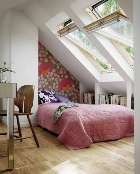 ventanas en el tejado suelo de parquet papel de pared papel de flores librería junto a la cama estilo moderno estilo decoración romántico estilo decoración femenino dormitorio en el ático diseño de interiores decoración de dormitorios colcha rosa 