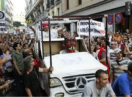 Benedicto XVI en España, Ratzinger en la Puerta del Sol, el 15-M en la calle