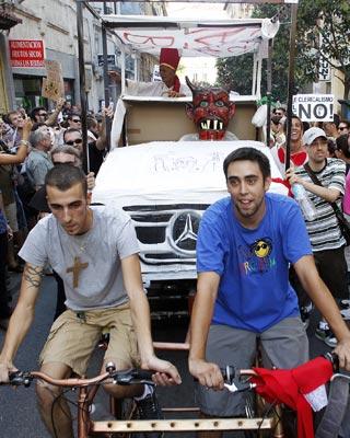 Manifestación laica contra los boatos del Papa.