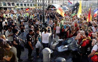 Manifestación laica contra los boatos del Papa.