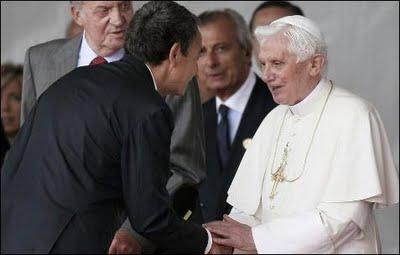 Inclinados ante el Papa.