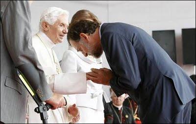 Inclinados ante el Papa.