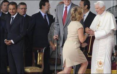 Inclinados ante el Papa.