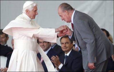 Inclinados ante el Papa.