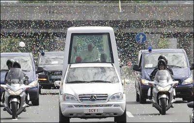 Inclinados ante el Papa.