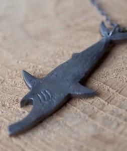 CXXVI Shark Opener Necklace (el collar tiburón/abridor)