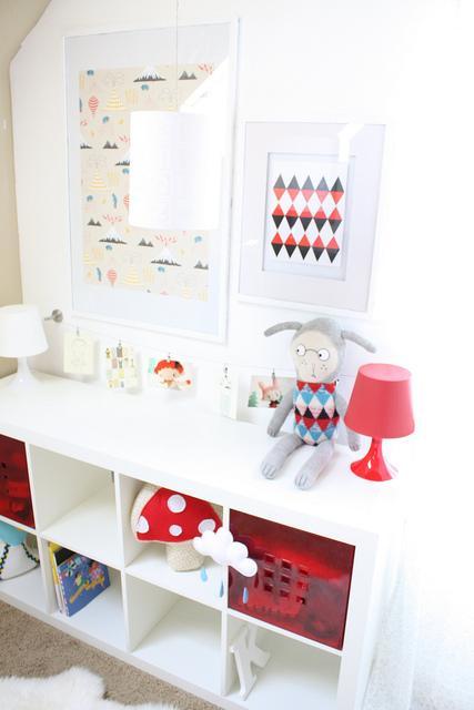 Un dormitorio infantil nórdico en blanco y rojo