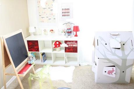 Un dormitorio infantil nórdico en blanco y rojo