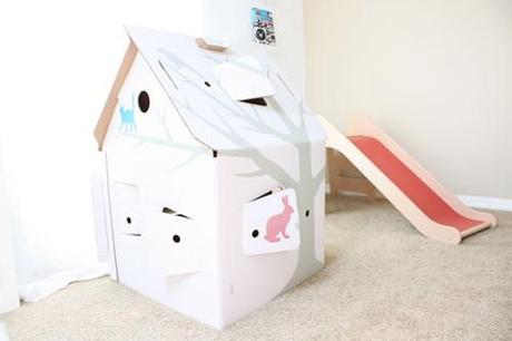 Un dormitorio infantil nórdico en blanco y rojo