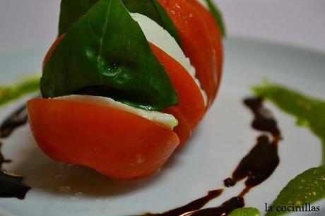 ENSALADA DE TOMATES Y MOZZARELLA ENSALADA DE TOMATES Y MOZZARELLA