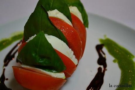 ENSALADA DE TOMATES Y MOZZARELLA ENSALADA DE TOMATES Y MOZZARELLA