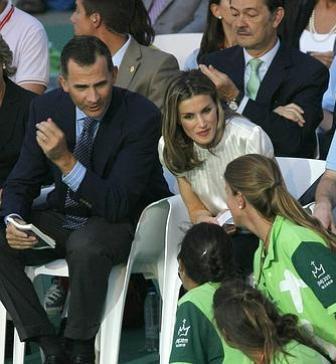 Los Príncipes de Asturias reciben al Papa en Cuatro Vientos. El look de Dña. Letizia