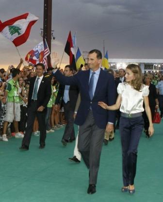 Los Príncipes de Asturias reciben al Papa en Cuatro Vientos. El look de Dña. Letizia