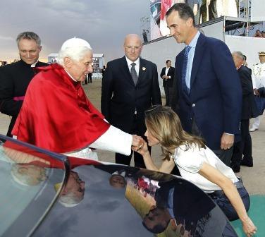 Los Príncipes de Asturias reciben al Papa en Cuatro Vientos. El look de Dña. Letizia