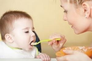 Demorar la alimentación sólida en bebés, reduciría riesgo de obesidad