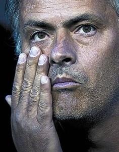 José Mourinho, de espaldas al campo, en el banquillo del Santiago Bernabéu.