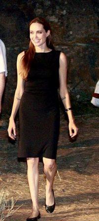 Angelina Jolie elige un little black dress para asistir al teatro en Croacia