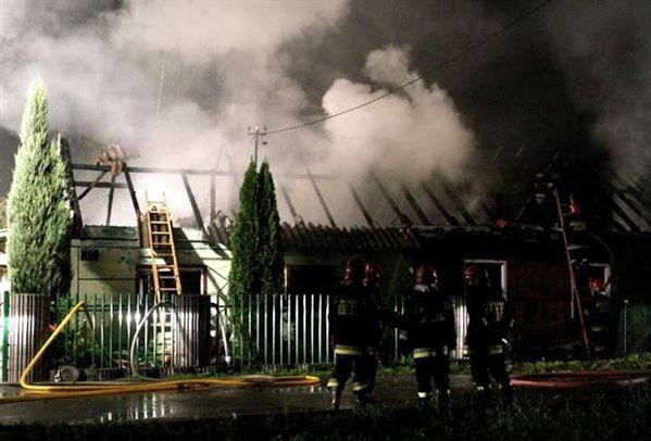 Cuatro muertos al estrellarse una avioneta contra una vivienda en Cracovia