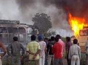 Queman vivos diez pasajeros autobús India