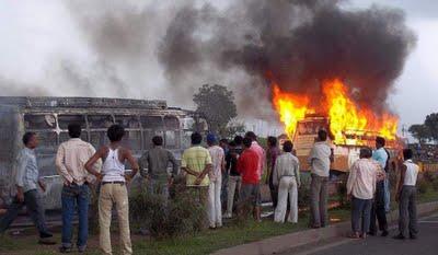 Queman vivos a diez pasajeros de un autobús