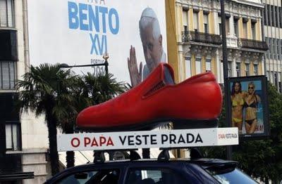 El adiós del Papa y sus zapatos de ¿Prada?