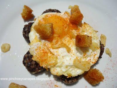 HUEVO FRITO SOBRE CAMA DE MORCILLA