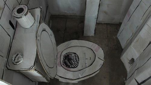 Curiosa casa de cartón