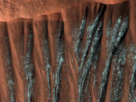 Cárcavas heladas en el verano boreal Cárcavas heladas en el verano boreal