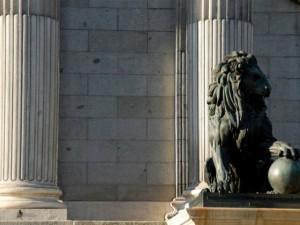 Solicita un Referéndum para la Reforma de la Constitución.