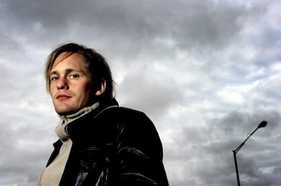 Alexander Skarsgard y Brit Marling en The East