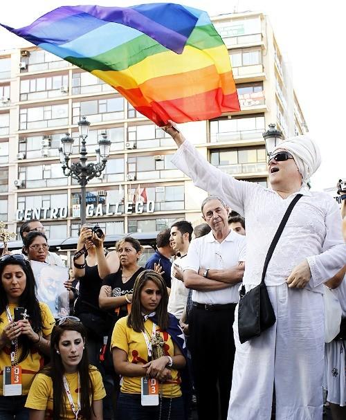 Intereconomía acusa a Shangay Lily de “individuo disfrazado de transexual” y “desecho humano”