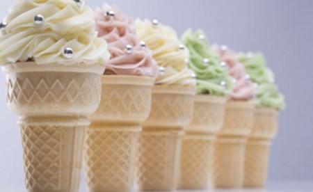 muffins cucurucho helados de fresa y vainilla helados fotografía de postres estilismo de buffets decorar postres decoración de postres y tartas decoración de helados buffet de helado bolitas dulces de anis bolitas de azucar decoración tartas barquillos para helado 