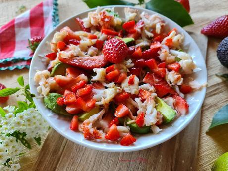 Ensalada de aguacate, fresones y langostinos