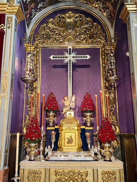 Un ratito de oración con el Cristo de la Fundación. Un ratito de oración con el Cristo de la Fundación.