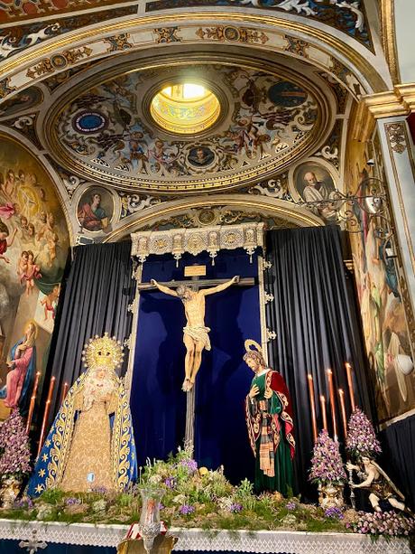 Un ratito de oración con el Cristo de la Fundación. Un ratito de oración con el Cristo de la Fundación.