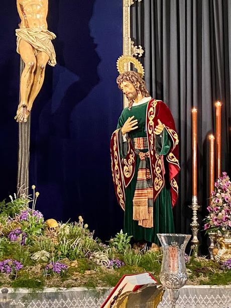 Un ratito de oración con el Cristo de la Fundación. Un ratito de oración con el Cristo de la Fundación.