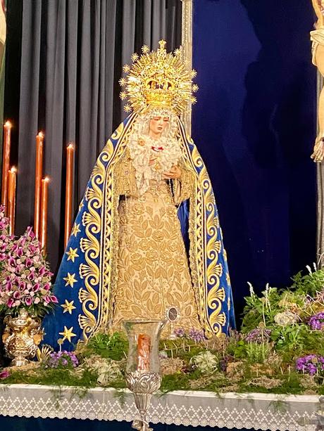 Un ratito de oración con el Cristo de la Fundación. Un ratito de oración con el Cristo de la Fundación.