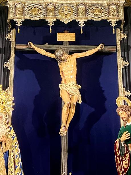 Un ratito de oración con el Cristo de la Fundación. Un ratito de oración con el Cristo de la Fundación.