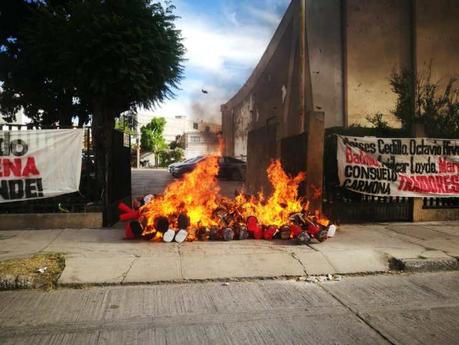 Realizan “quema de judas” afuera de las oficinas de MORENA