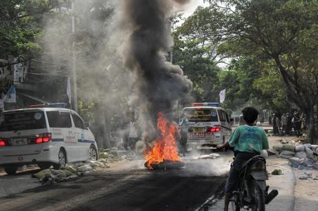 Una motocicleta en llamas en una de las protestas acontecidas esta semana en Mandalay, Myanmar. — REUTERS