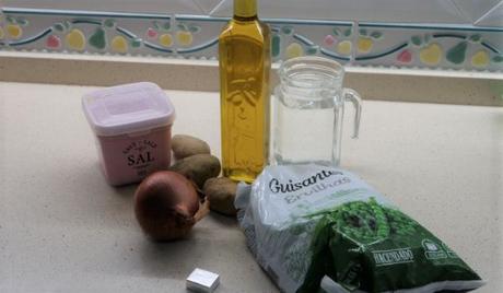 Los ingredientes necesarios para hacer el puré de verduras con guisantes