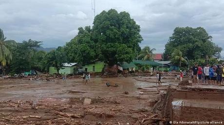 Más de 40 desaparecidos tras inundaciones en Indonesia