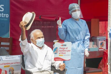 Minsa: todos los adultos mayores serán vacunados antes del 28 de julio