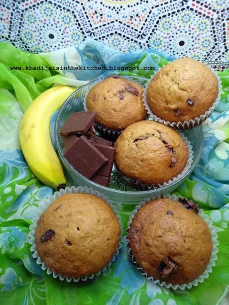 MUFFINS À LA BANANE ET AU CHOCOLAT / BANANA CHOCOLATE MUFFINS / MAGDALENAS CON BANANA Y CHOCOLATE / مافن الموز و الشوكولاطة