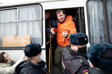 Rusia: detienen a médicos que exigían ver a Navalni por temor a su salud